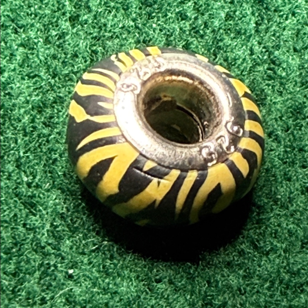 925 Elegant Silver yellow and black
Pandora charm